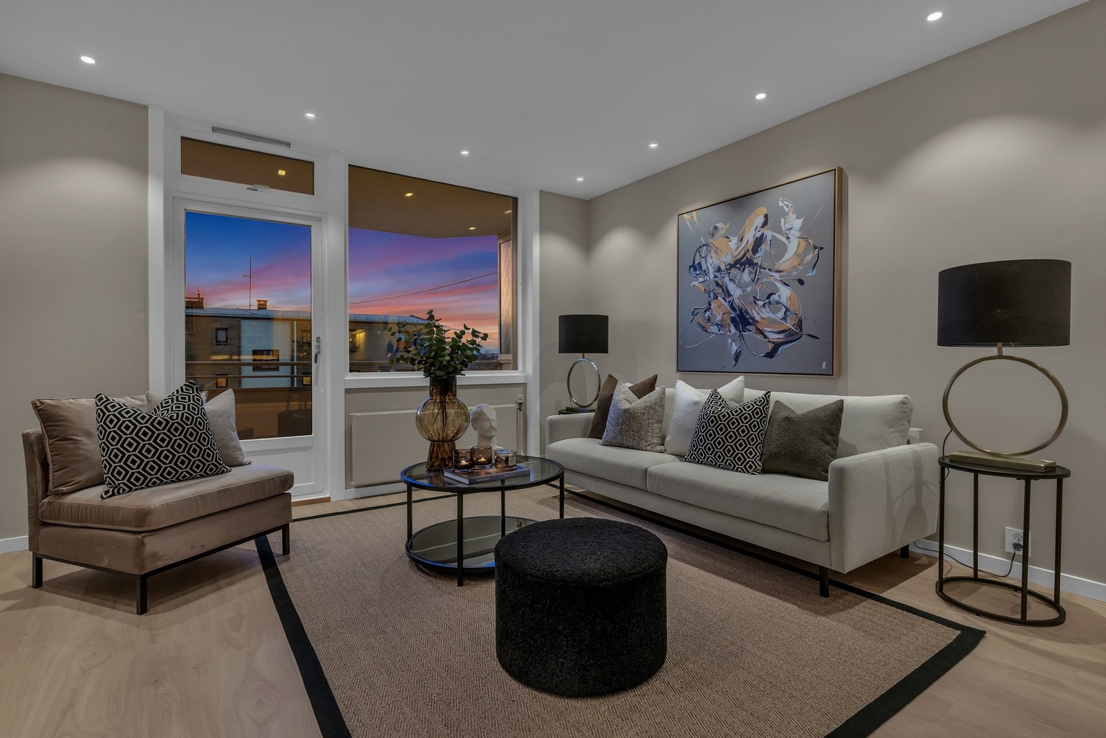 Det er nedsenket himling med downlights i samtlige rom. Galleribilde