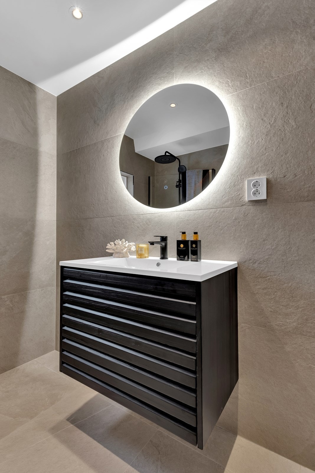 Moderne rundt lysspeil med anti-dugg. Alle rør er skjult. Galleribilde