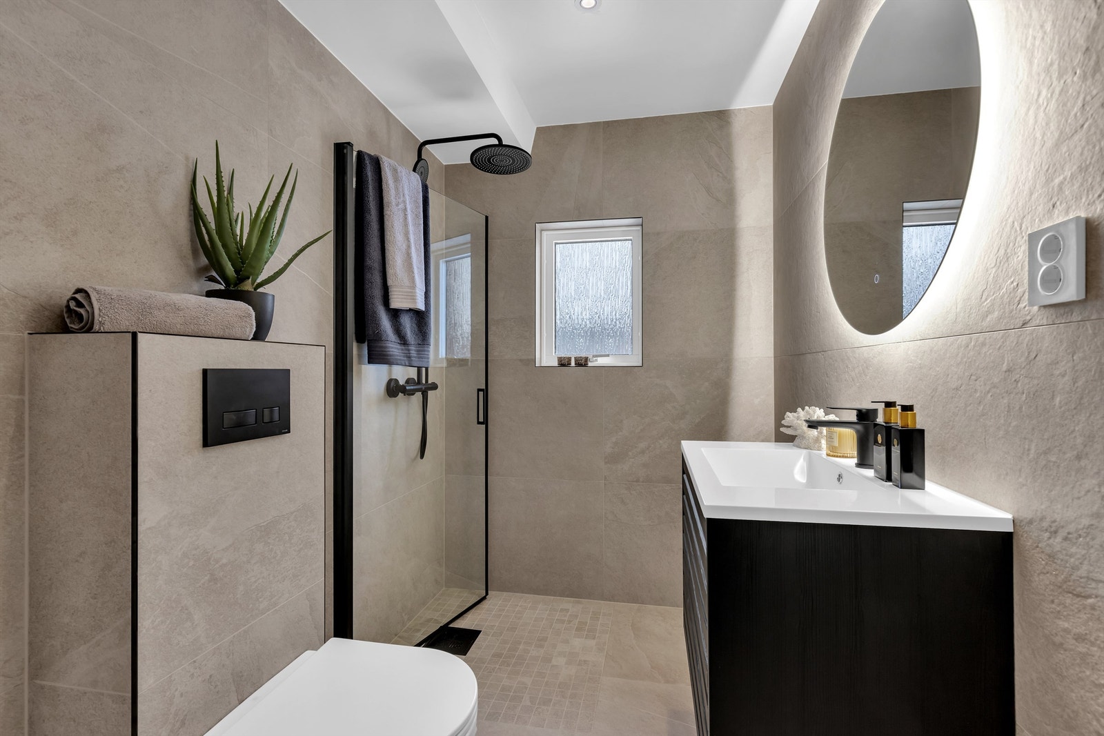 Lekkert bad med "spa-følelse". 60x60 fliser på gulvet og 120x60 på veggene. ELKO SMART termostat er montert. Galleribilde