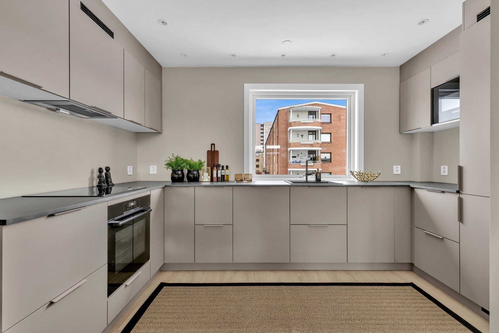 Kvik-kjøkken i fargen Arizona Beige. Hvitevarer fra blant annet Bosch og Samsung. Galleribilde