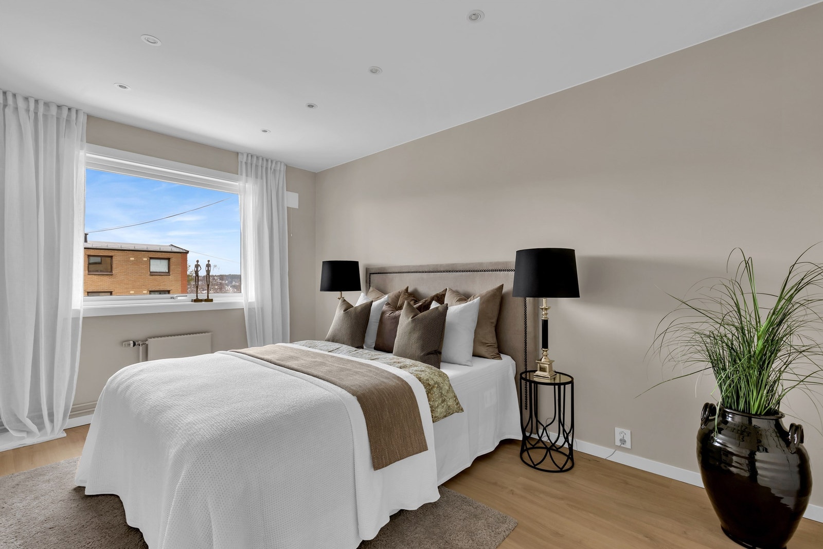 Hovedsoverom på ca. 13 kvm med god plass til både en stor seng og en skikkelig garderobeløsning. Galleribilde