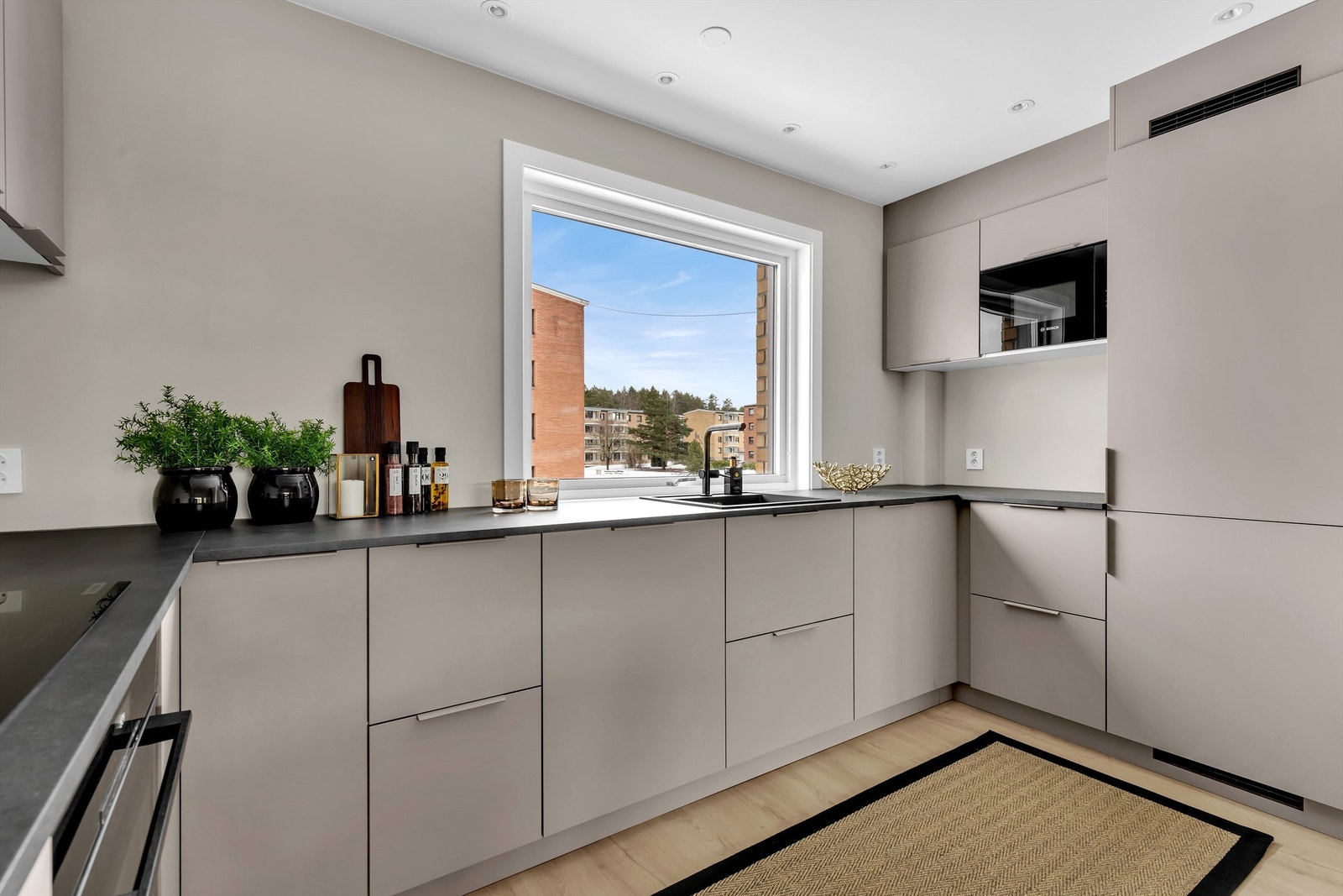 Kjøkkenet har godt med skap- og benkeplass. Galleribilde