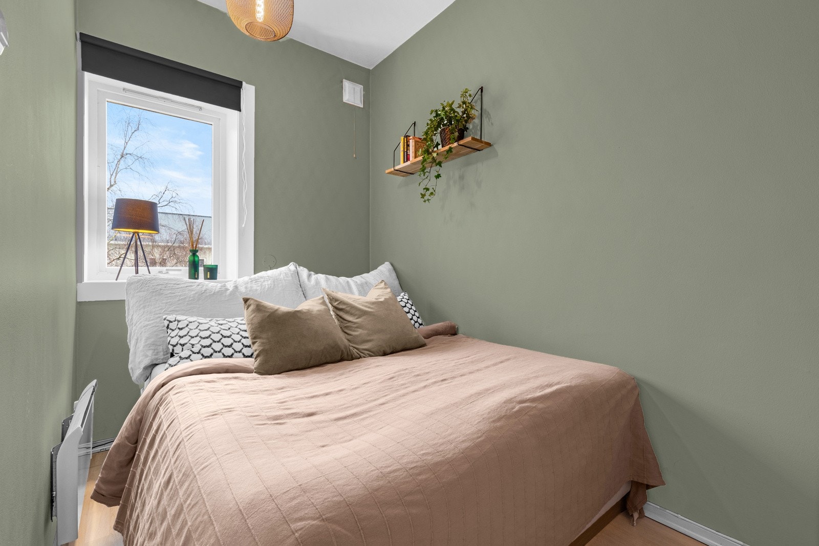 Det er plass til liten dobbeltseng og nattbord. Nå står det 1.60m seng på rommet. Galleribilde