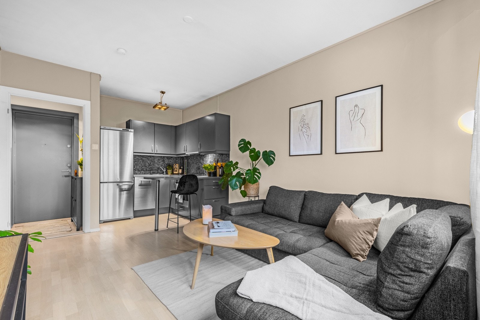 Sosial åpen stue- og kjøkkenløsning. Galleribilde