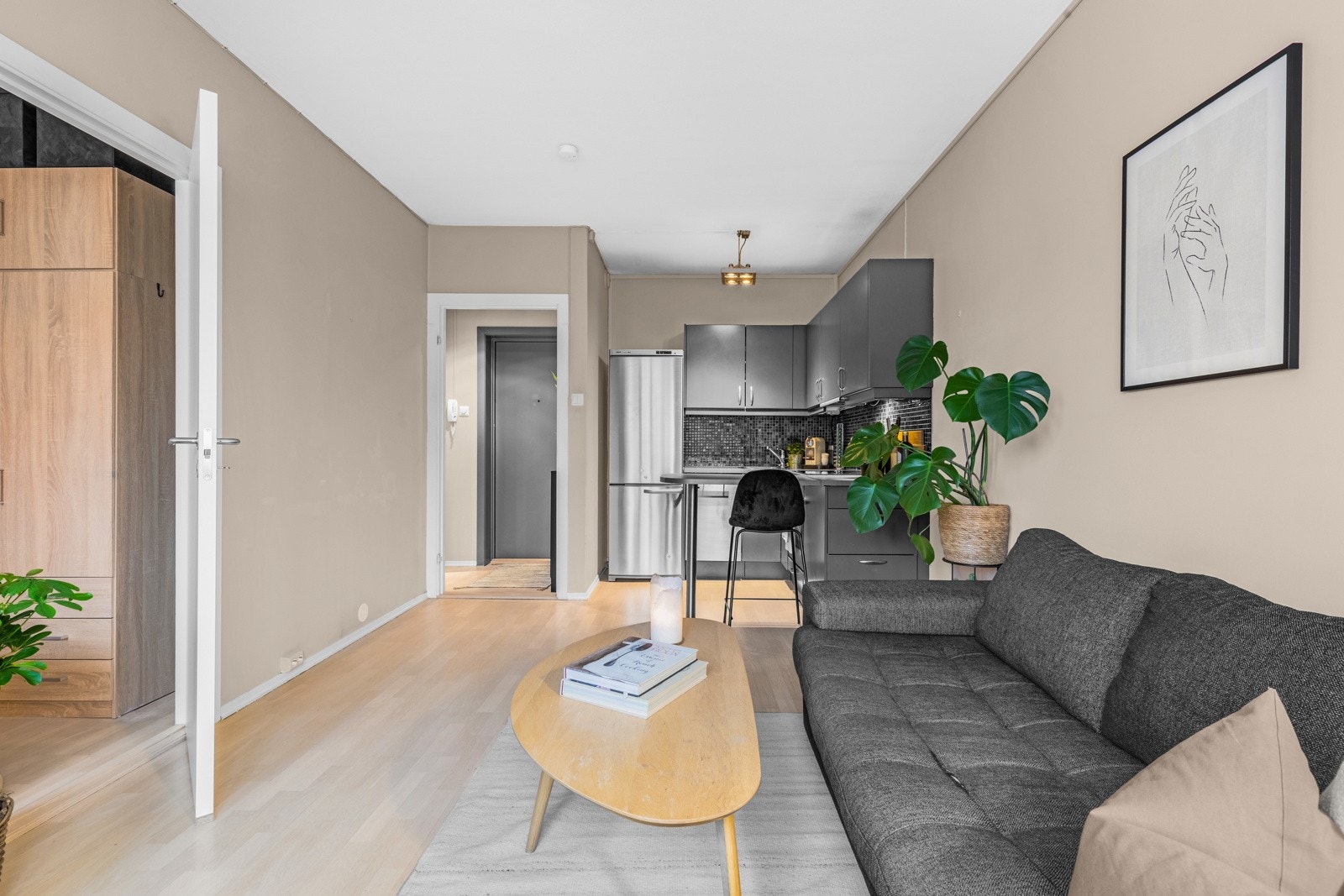 Leiligheten har oppgraderte innvendige overflater i 2019/2020. Hele leiligheten er malt i tidsriktige farger. Galleribilde