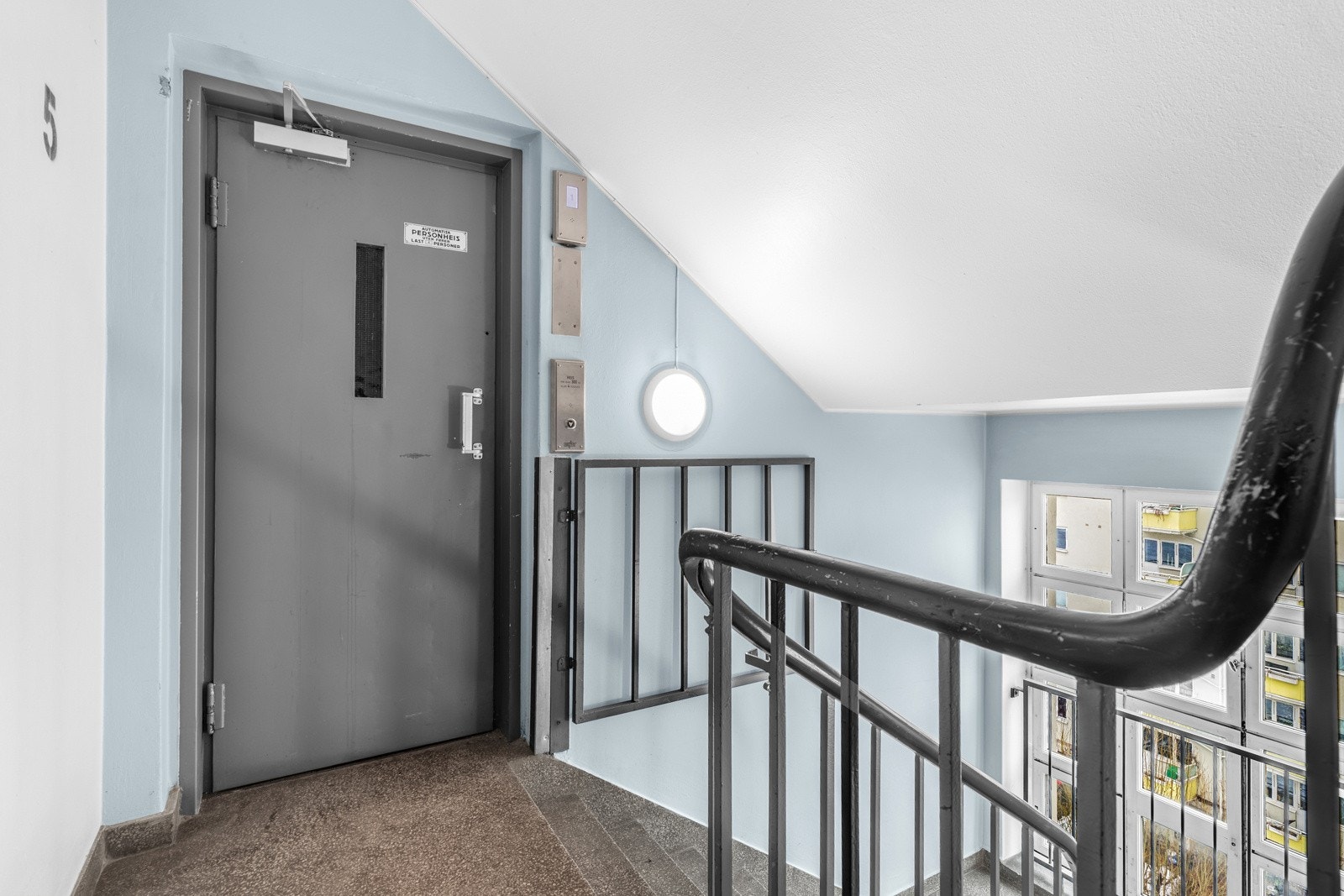 Det er heisadkomst til leiligheten som ligger i byggets øverste etasje. I etasjen over er det loftsboder. Galleribilde