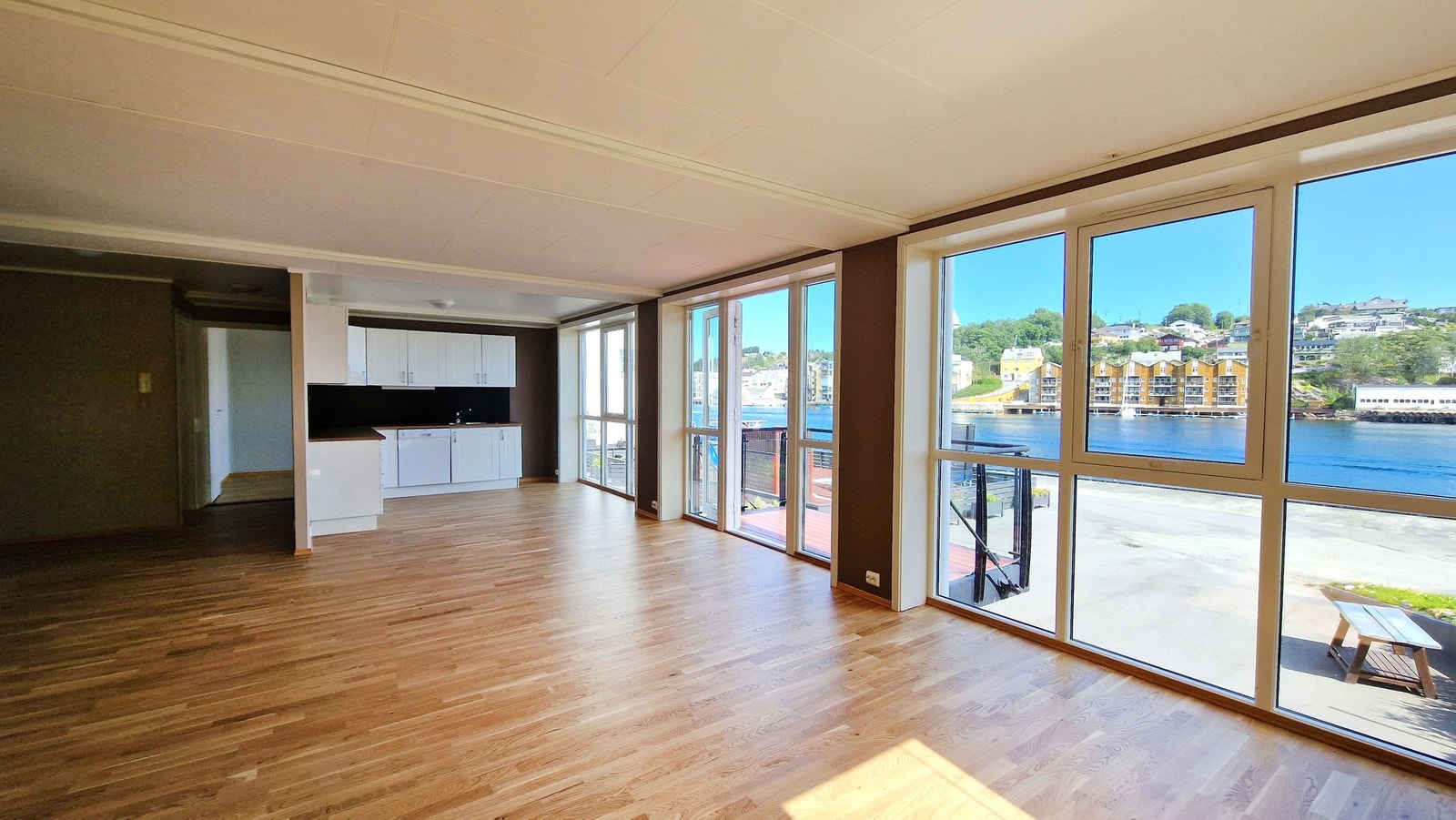 Flott stue og kjøkken med fantastisk utsikt fra panorama vinduer. Galleribilde