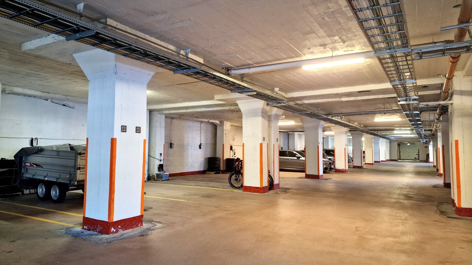Garasje med portåpner og automatisk lukking av port. Galleribilde