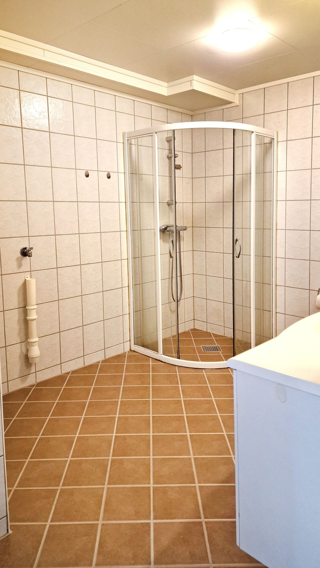 På badet er det god plass til både vaskemaskin og evt. tørketrommel. Galleribilde