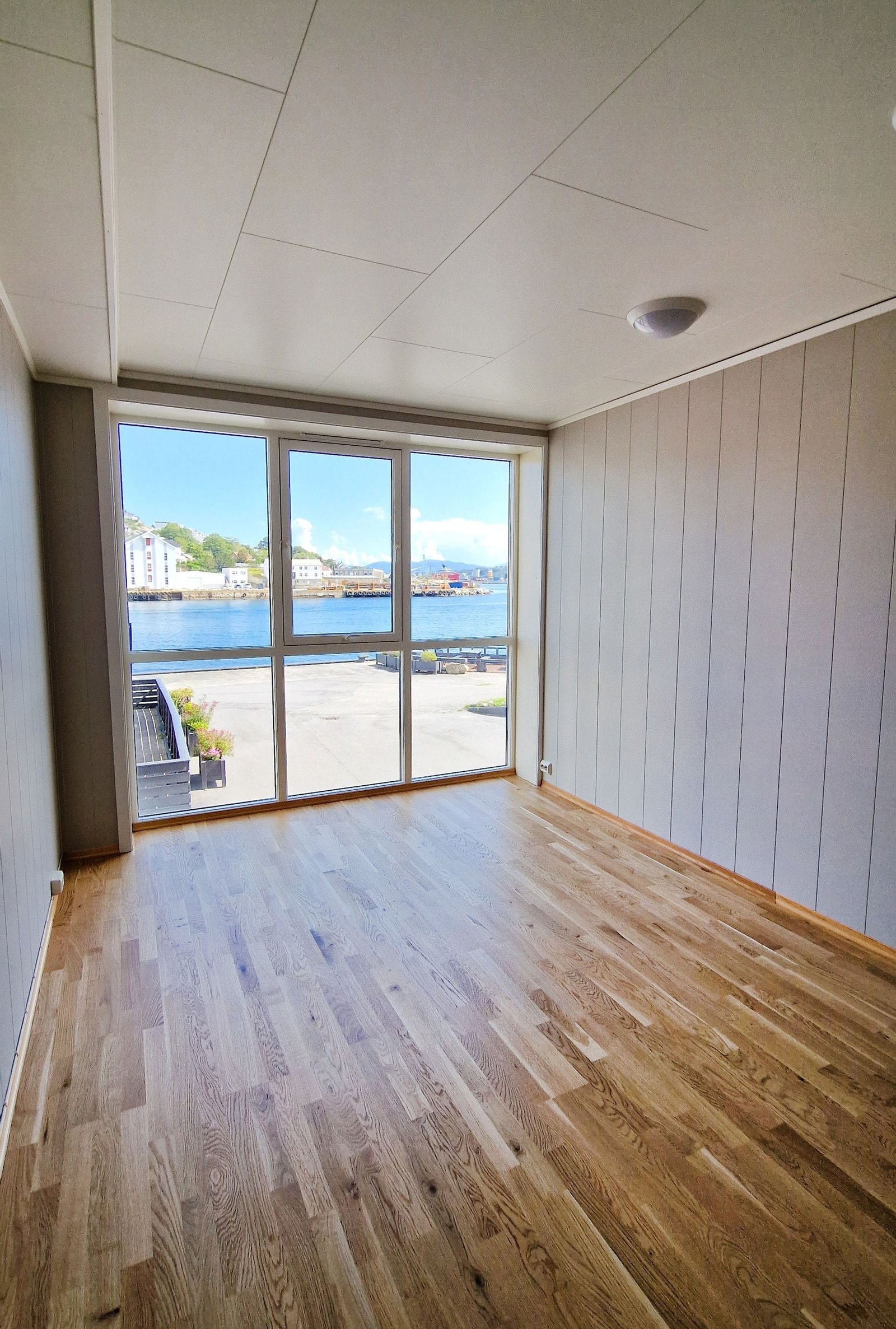Også det andre soverommet er svært romslig, og lar deg våkne til den samme flotte utsikten du har fra stuen. Her er det lagt helt ny parkett, og er i tillegg nymalt. Galleribilde