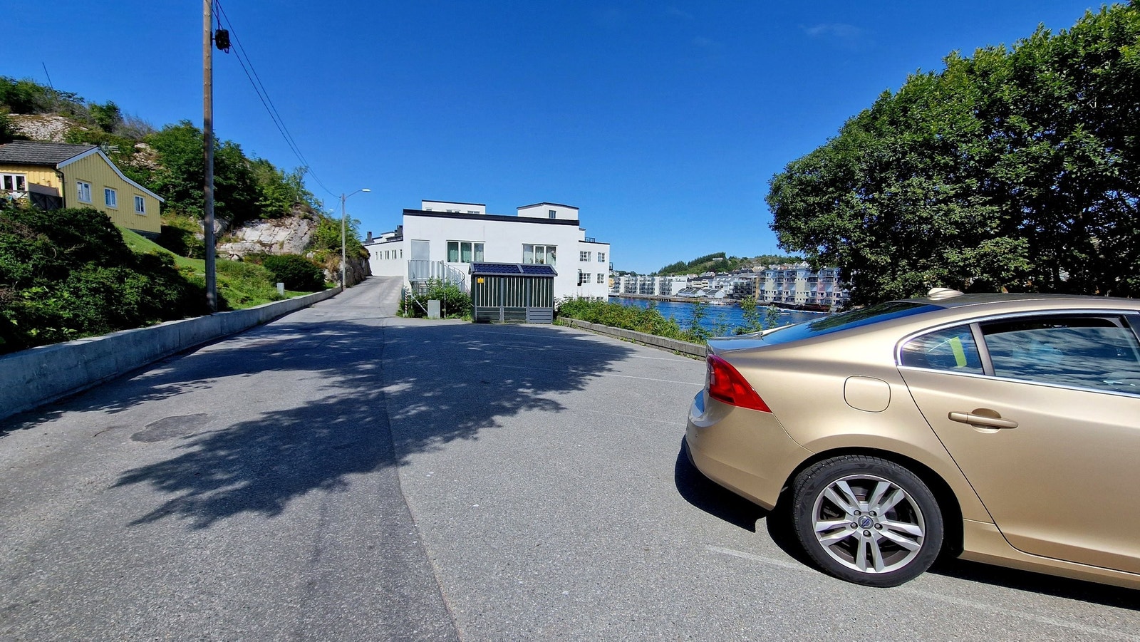 Parkering også ved nedkjøring til leiligheten. Galleribilde