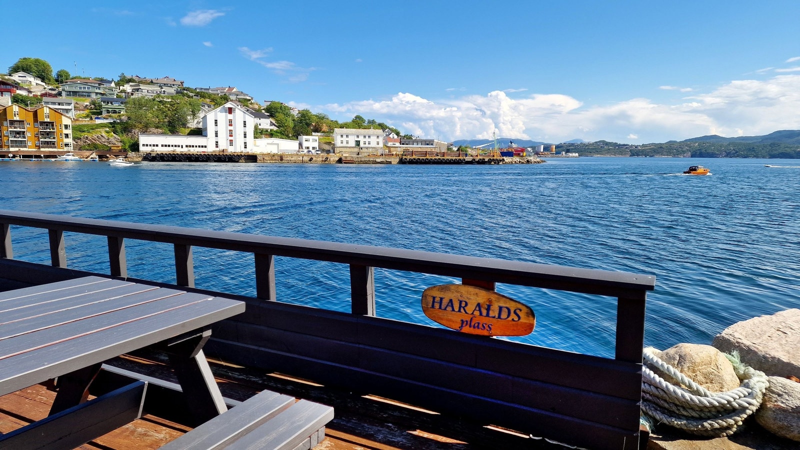 Uteplass på kaikanten og rett i en av innseilingene til byens havn. Galleribilde