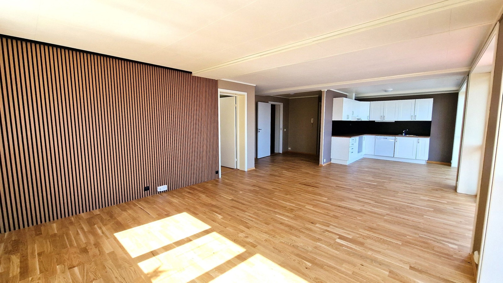 Det er lagt ny parkett på stue/ kjøkken, og stuen har også fått spilevegg med integrert led-list. Galleribilde