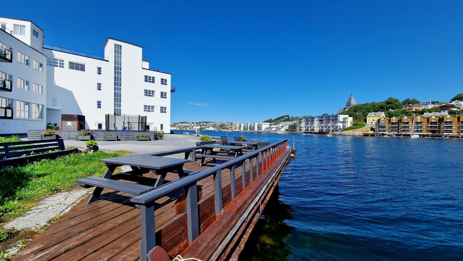 Uteområde tilrettelagt for både aktivitet og avslapning. Galleribilde