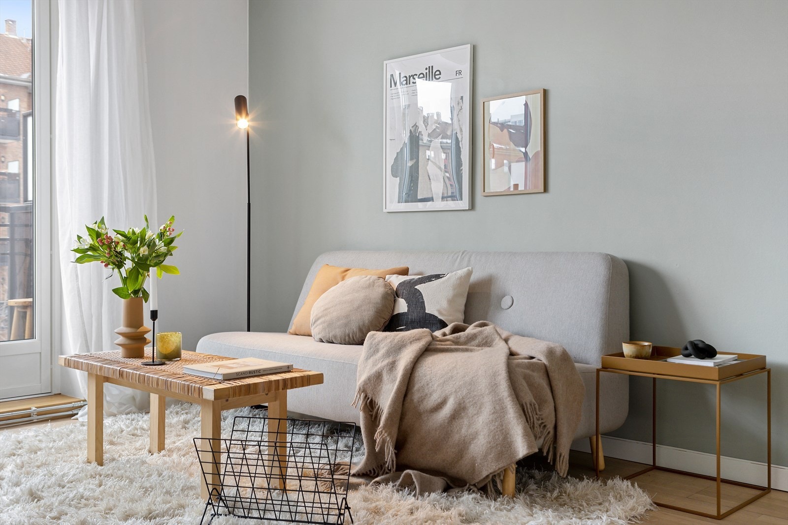 Delikat stue med god plass til sofa, tv-møbler og spisebord Galleribilde