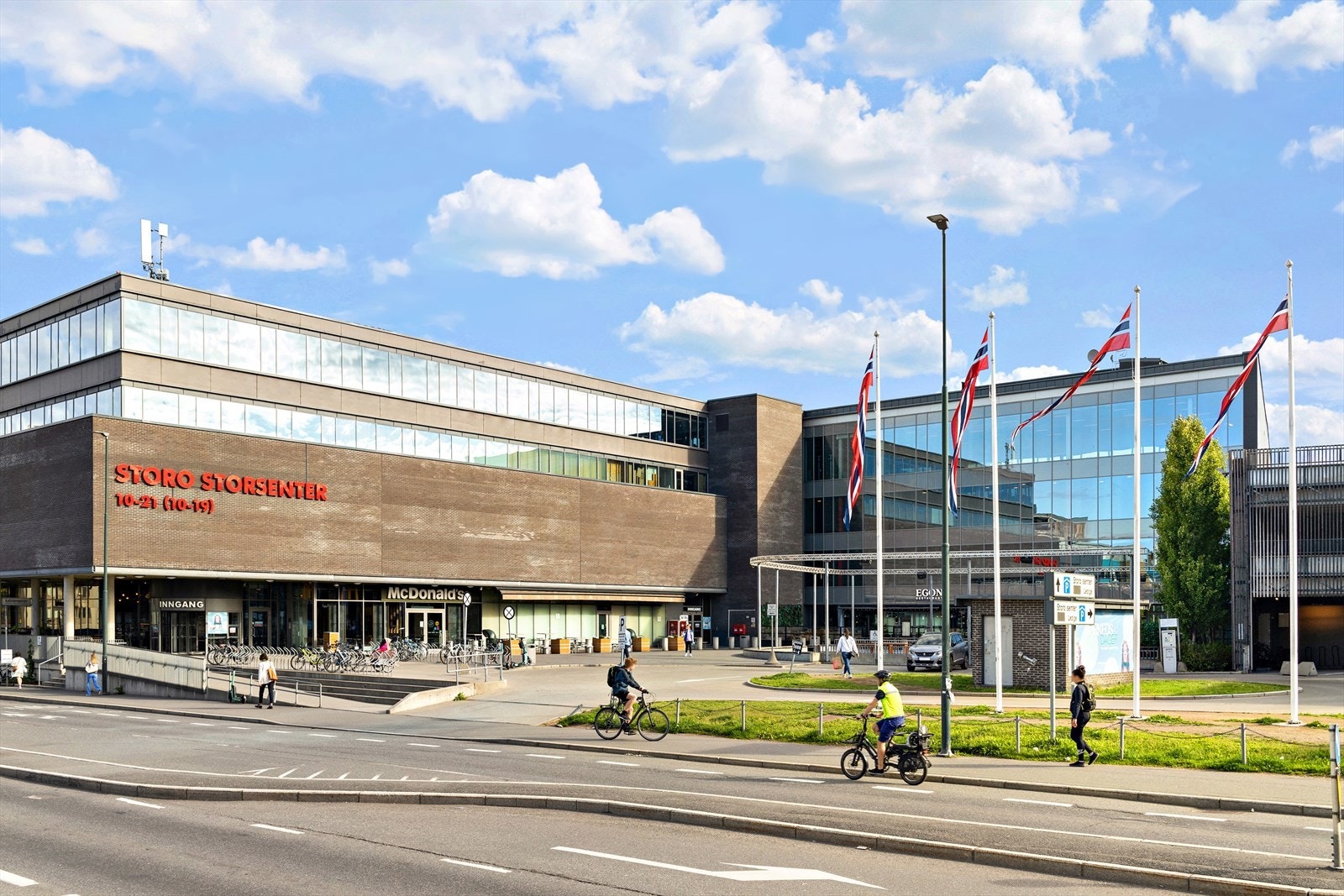 Storo Storsenter ligger kun ni minutter unna leiligheten og er Oslo største kjøpesenter med 140 butikker, serveringssteder og tjenester. Galleribilde