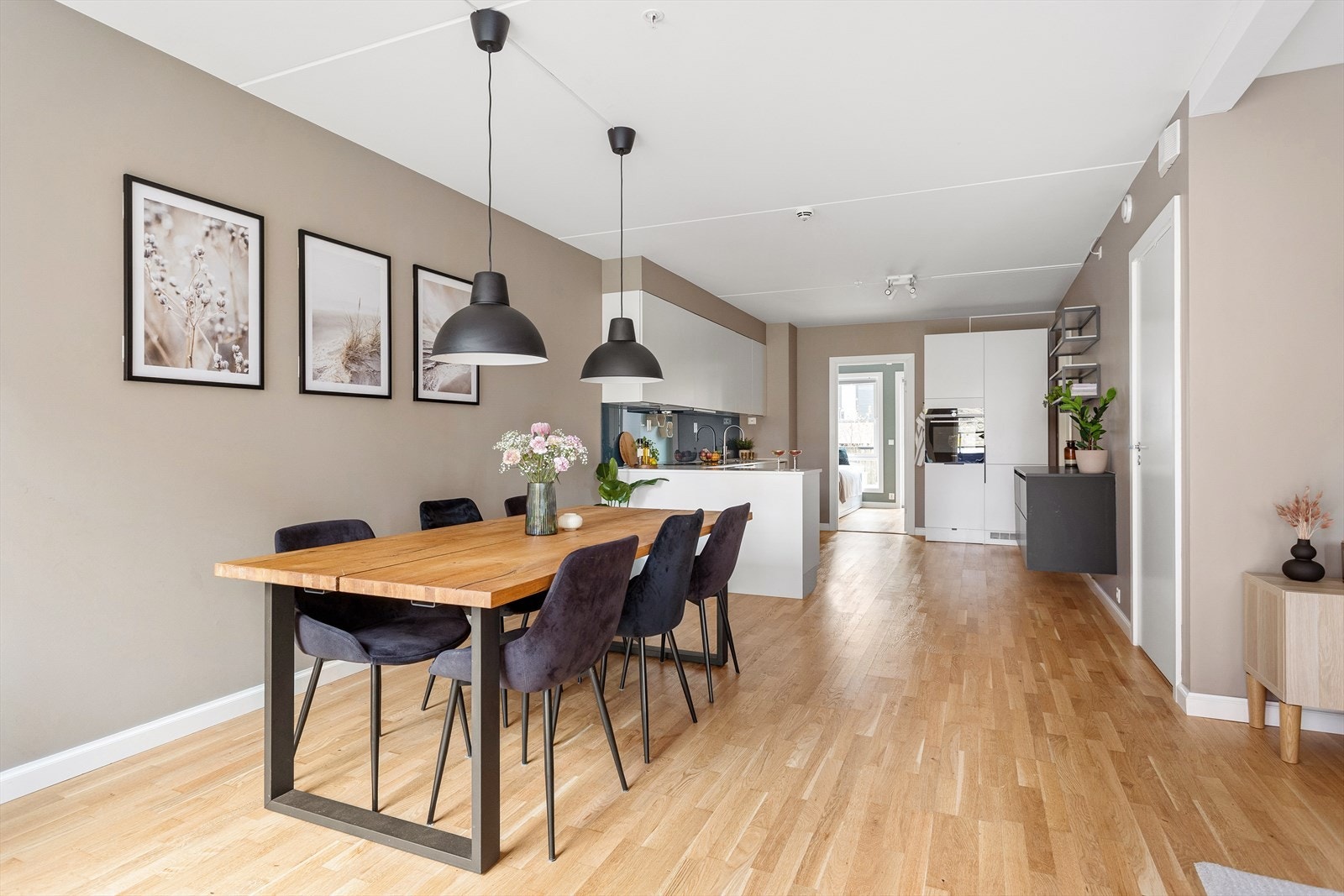 Integrert stekeovn, oppvaskmaskin, induksjons-platetopp, kjøkkenvifte og kjøl-/fryseskap. Galleribilde