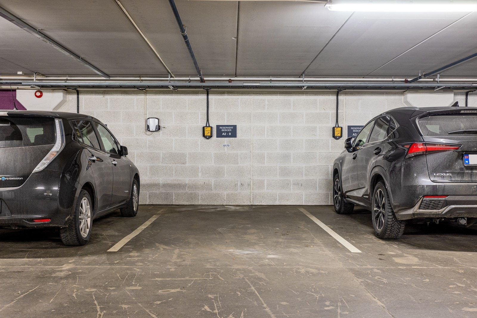 Det følger garasjeplass med lader, og plassen er merket med A2-09. Galleribilde