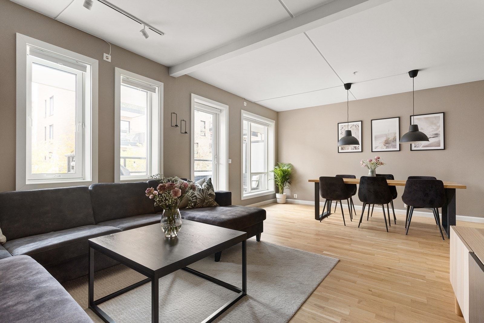 Stuen har en fin "L-form" med fine naturlige soner for sofa, spisebord og kjøkken. Galleribilde