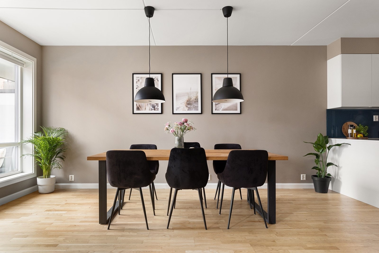 Her har du god plass til langbord med 5 på hver side om du vil det. Galleribilde