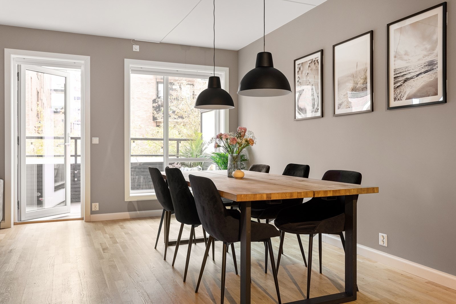 Boligen har god plassering internt i Krydderhagen med gjennomgående planløsning og masse lys fra to sider. Galleribilde