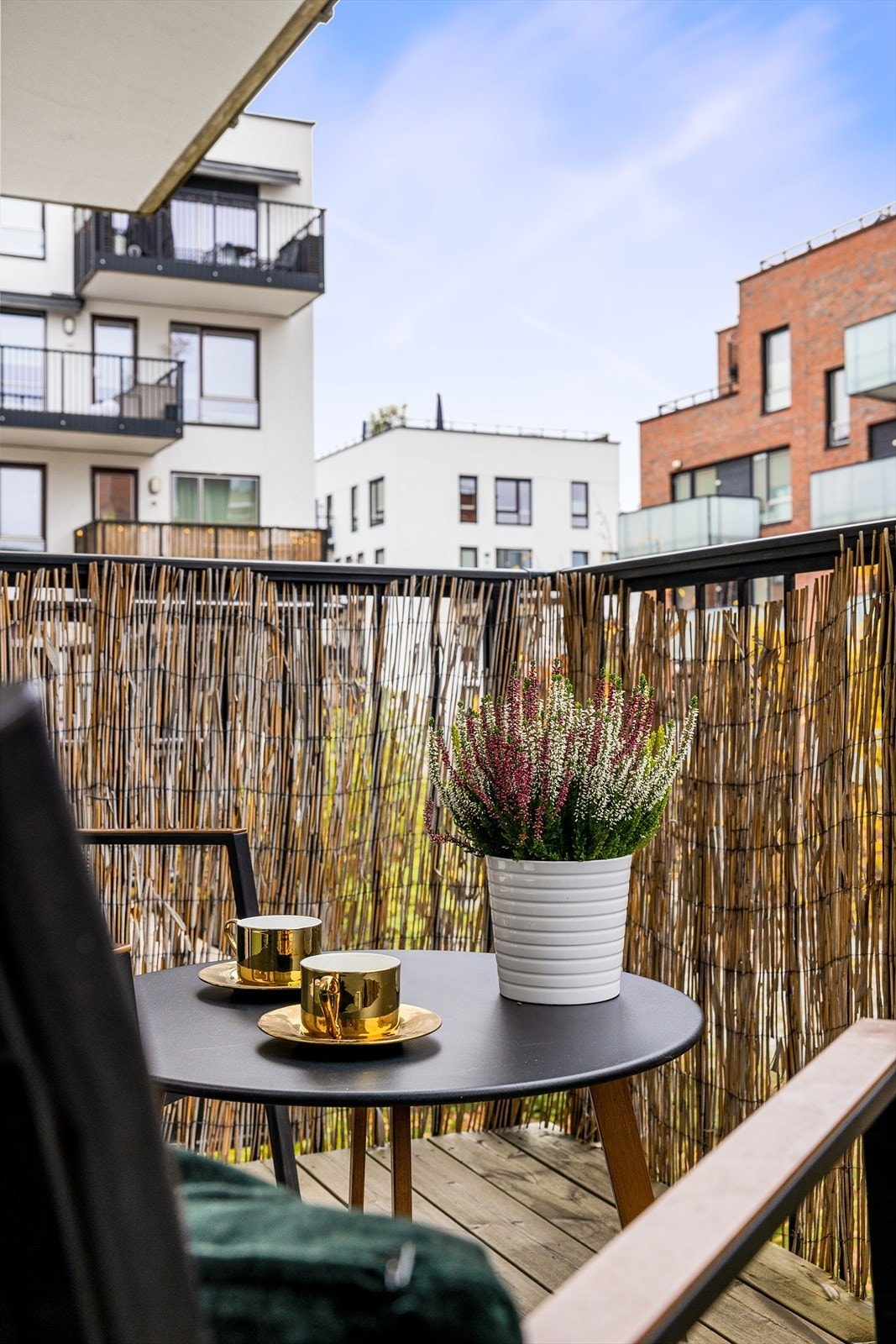 Også denne balkongen har god plass til innredning så kaffekoppen kan nytes ute. Galleribilde