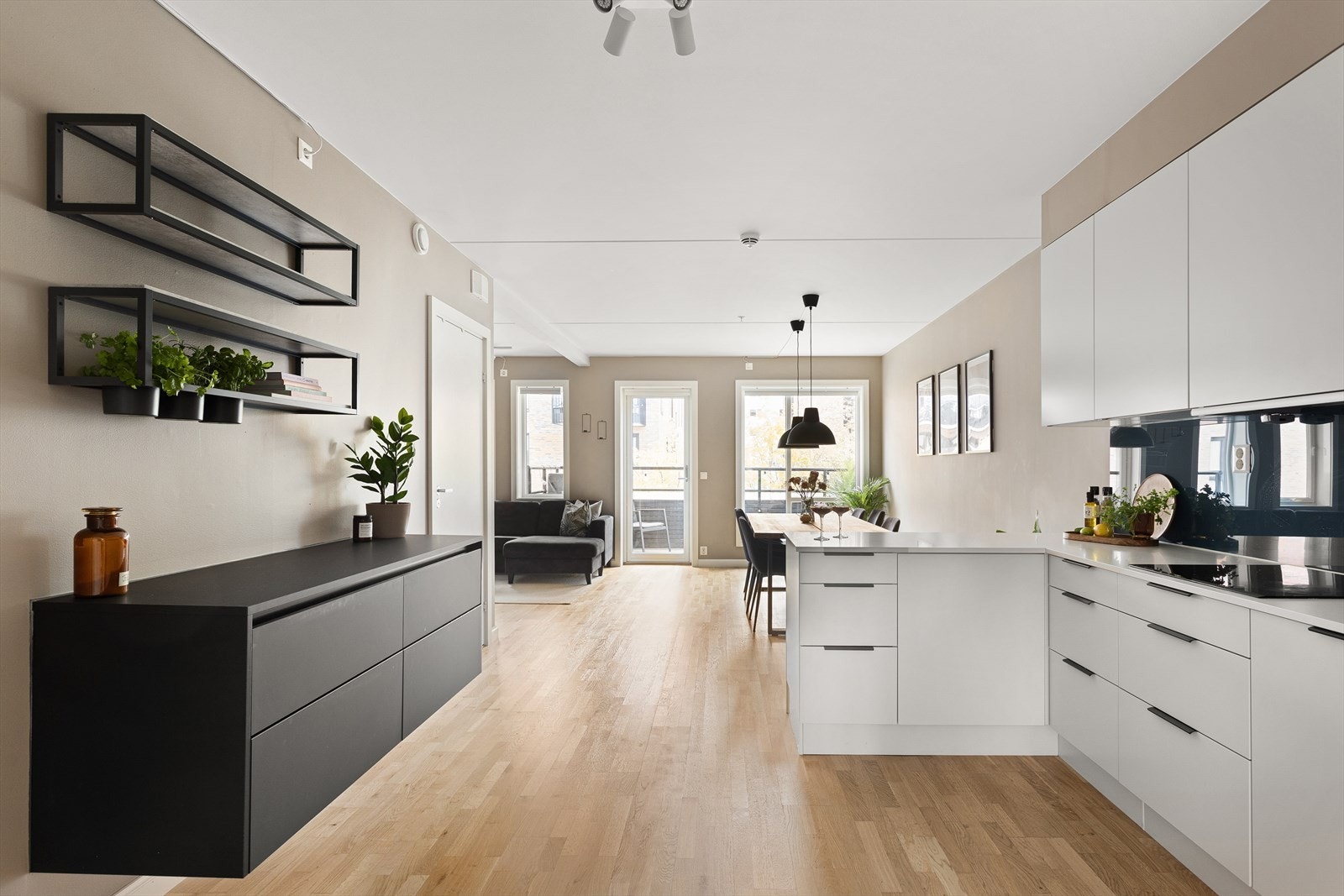 Et lekkert kjøkken fra HTH med god benke- og skapplass samt integrerte hvitevarer. Galleribilde