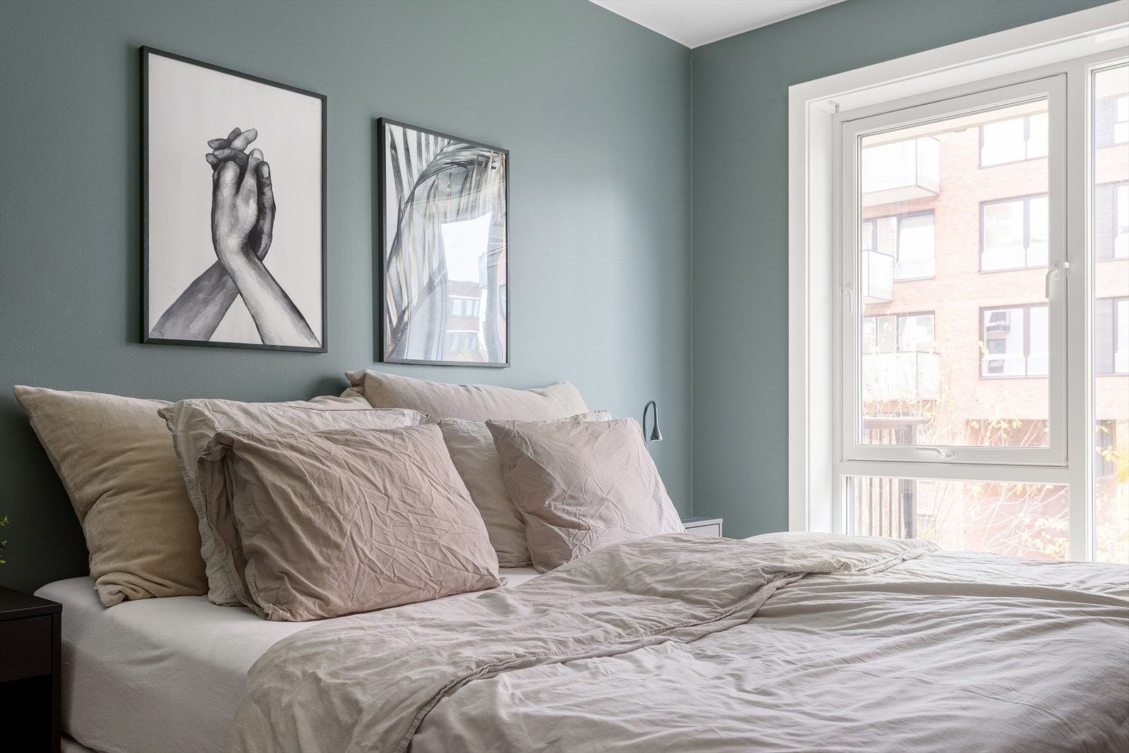 Leiligheten vender i sin helhet ut mot bilfrie og rolige fellesarealer, så her kan du sove/bo godt! Galleribilde