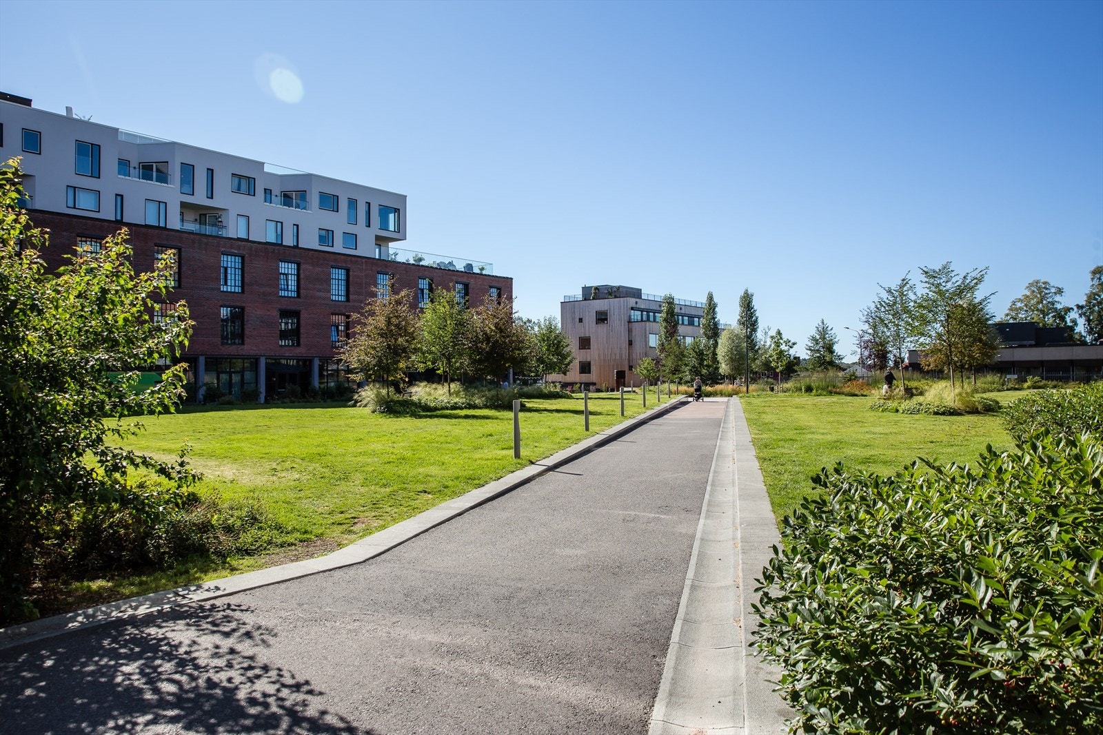 Utenfor Vinslottet er det luftig og store arealer for lek Galleribilde