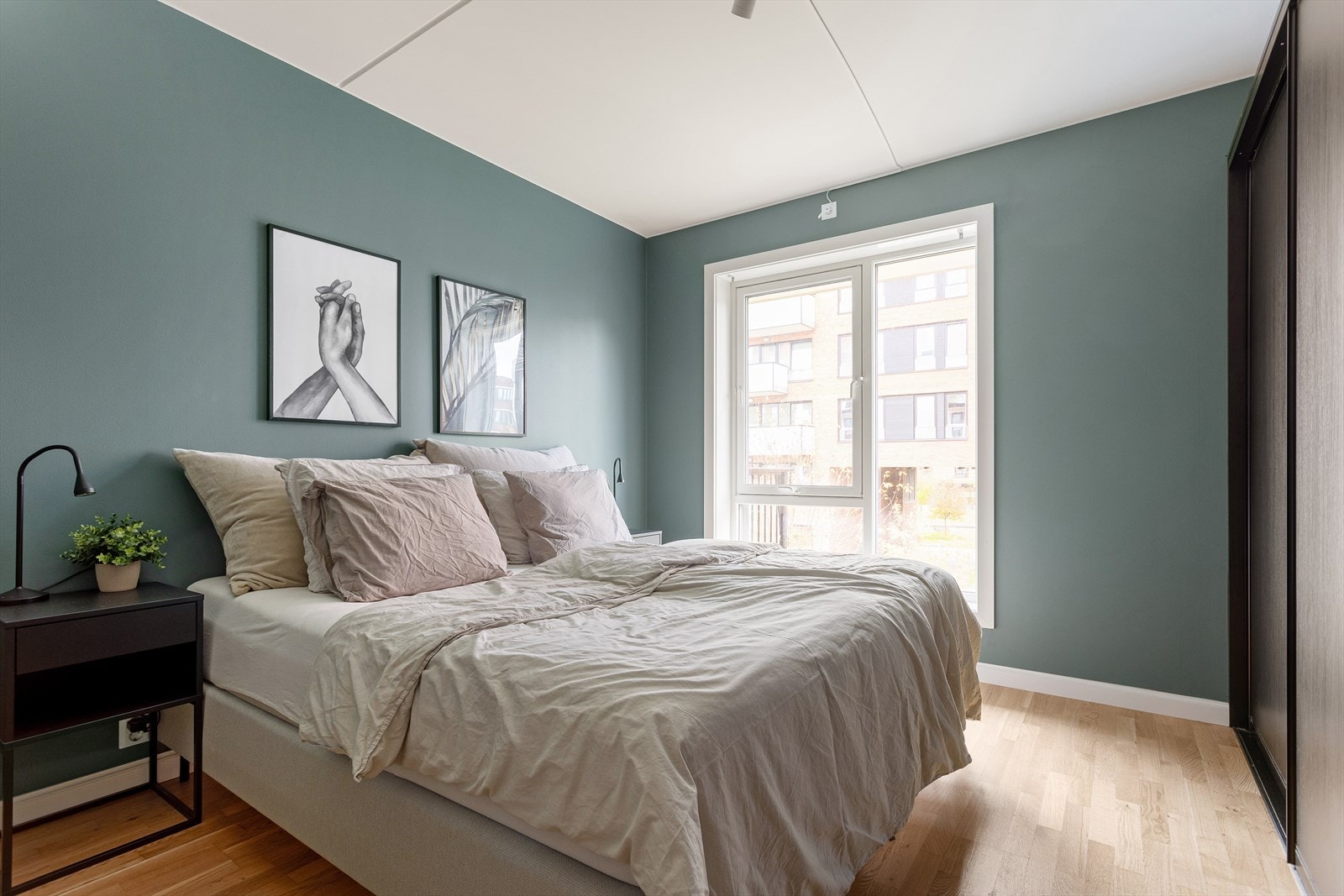 Et romslig hovedsoverom med god plass til dobbeltseng og tilhørende møblement. Galleribilde