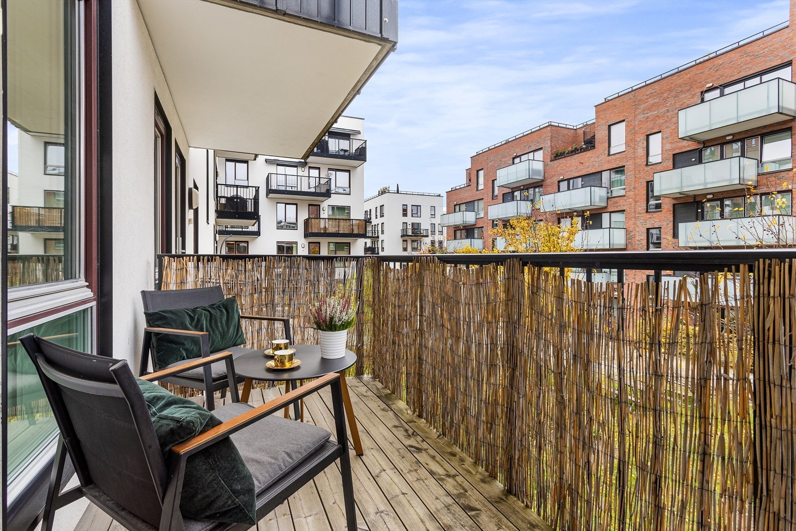 Rommet har direkte utgang til boligens andre balkong hvor du har morgensolen. Galleribilde