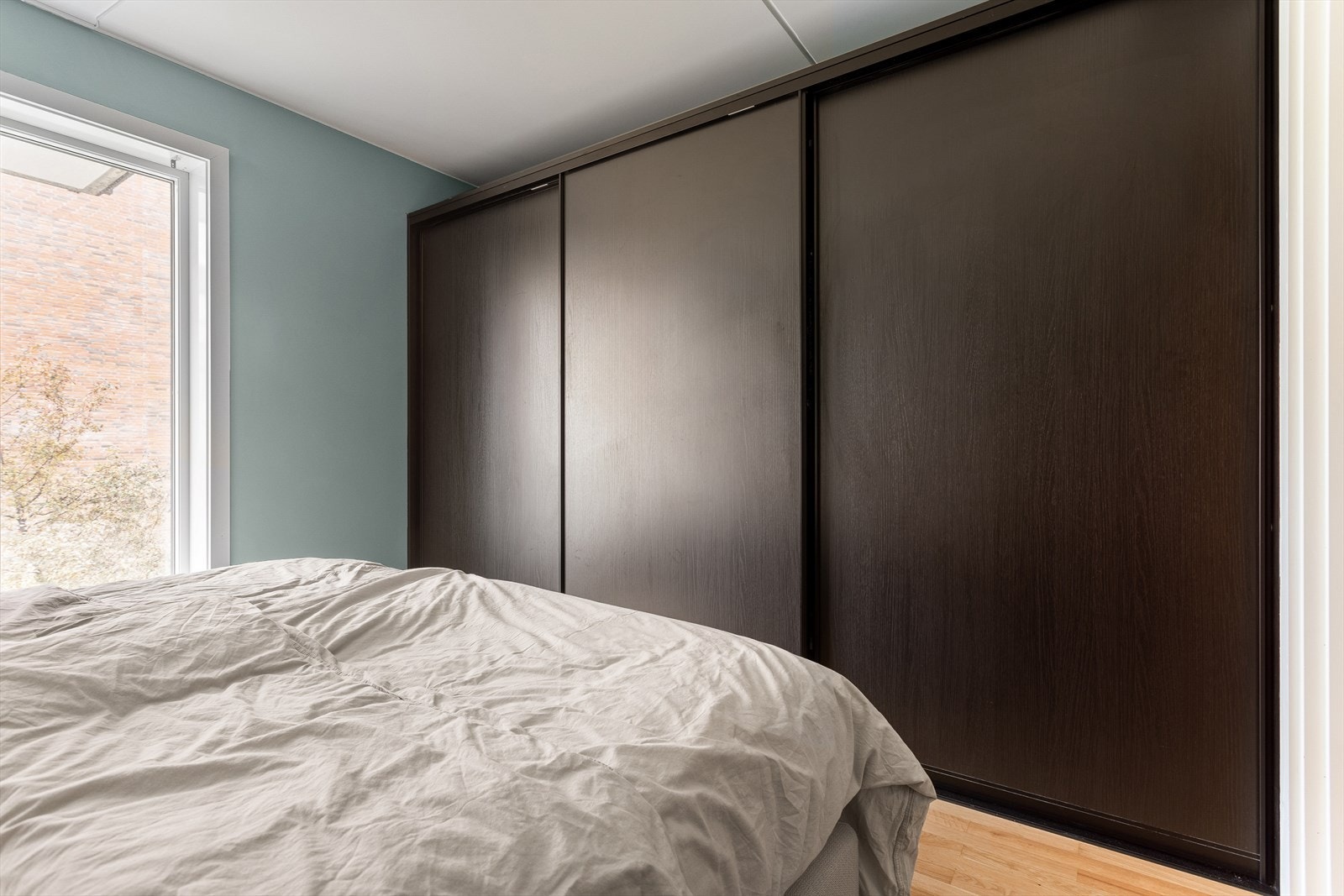 Hovedsoverommet har stor skyvedørsgarderobe med god plass til tøy og diverse. Galleribilde