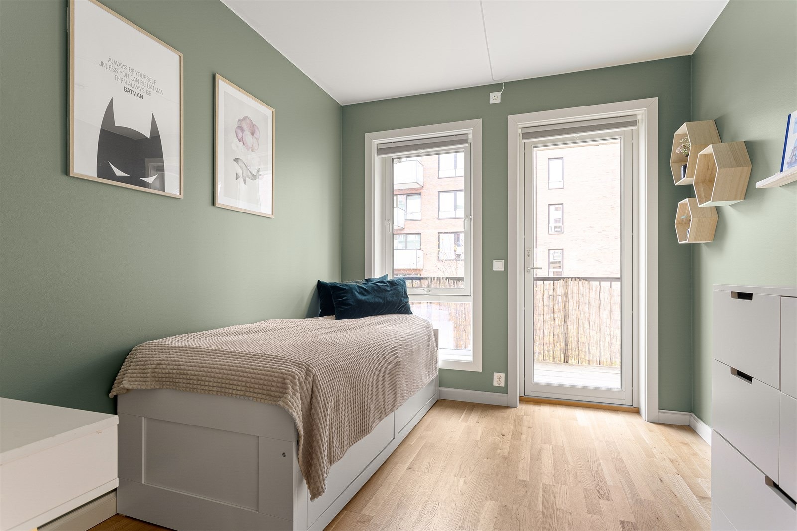 Det andre soverommet har også god størrelse med plass til både seng, kontor og skapinnredning etter ønske. Galleribilde