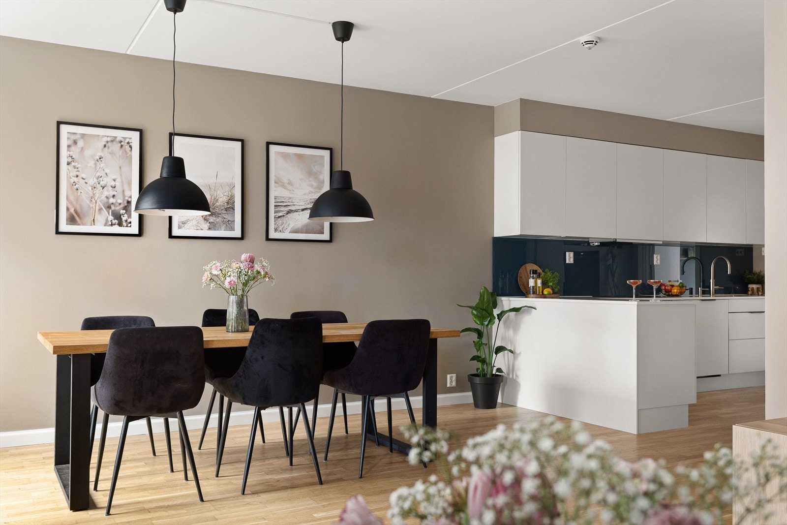 Kjøkken og stue ligger i åpen løsning, men selve utformingen av rommet gjør at disse likevel føles som to separate soner. Galleribilde