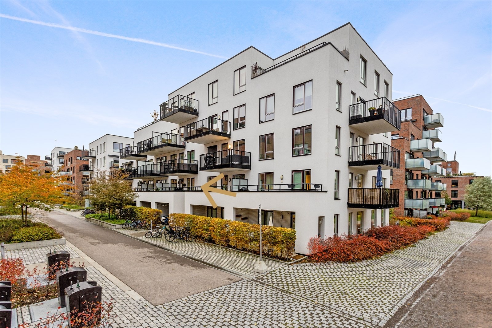 Boligens stueside ligger fint og fritt ut mot fine fellesområder/stikkveier. Galleribilde