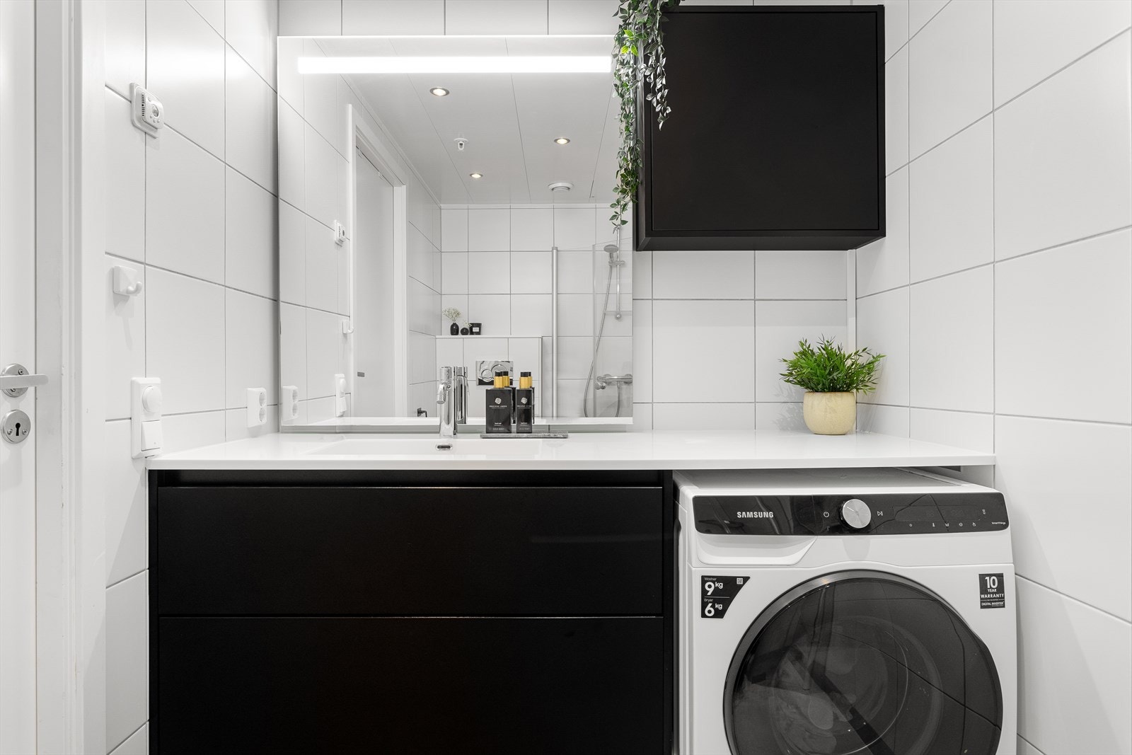 Baderommet har downlights i taket og gulvvarme som gir en lun og behagelig atmosfære under morgen- og kveldstellet. Galleribilde