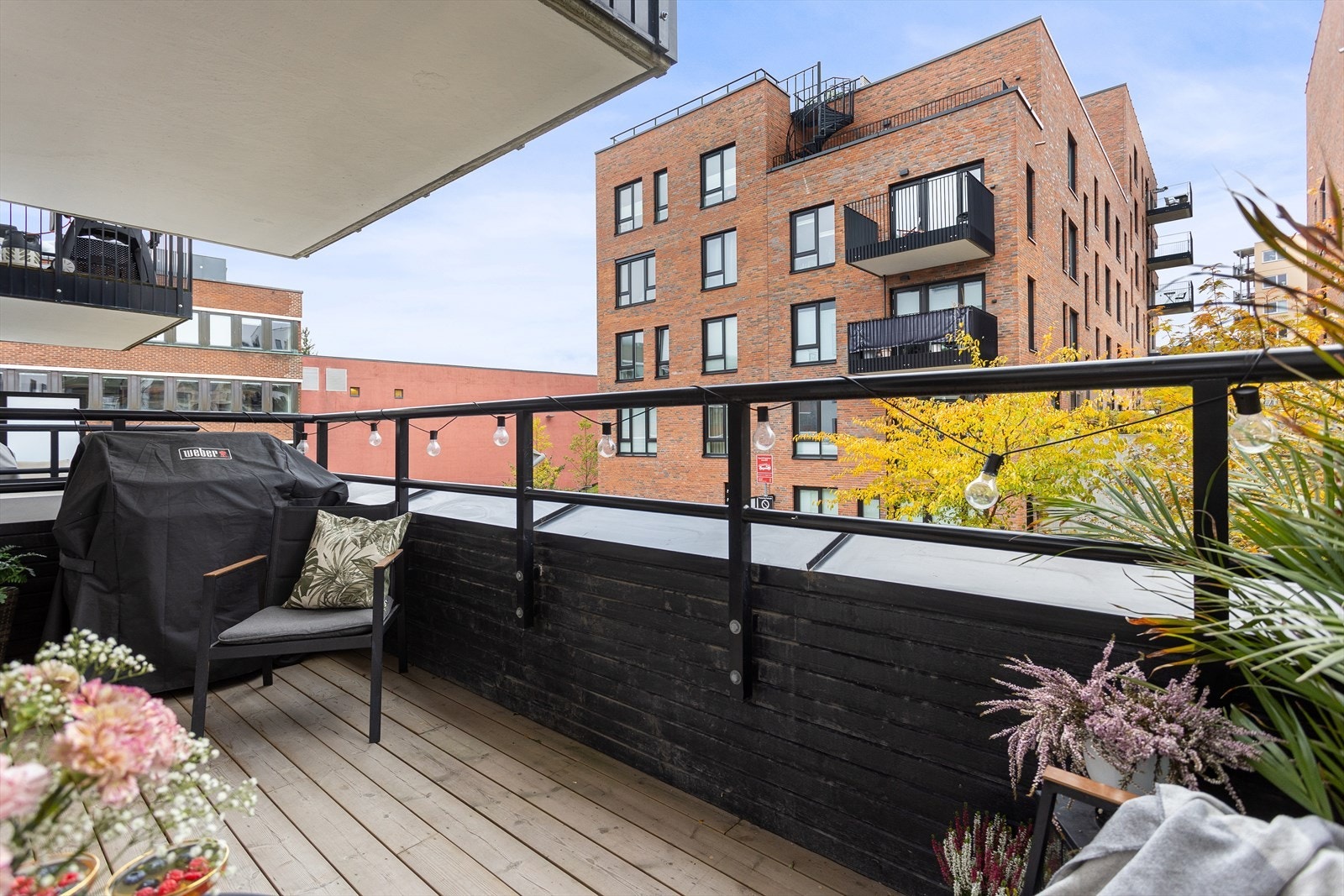 Fra den ene balkongen har du fin og fri utsikt ut mot felles grøntområder og mellom bygningene mot vest. Galleribilde