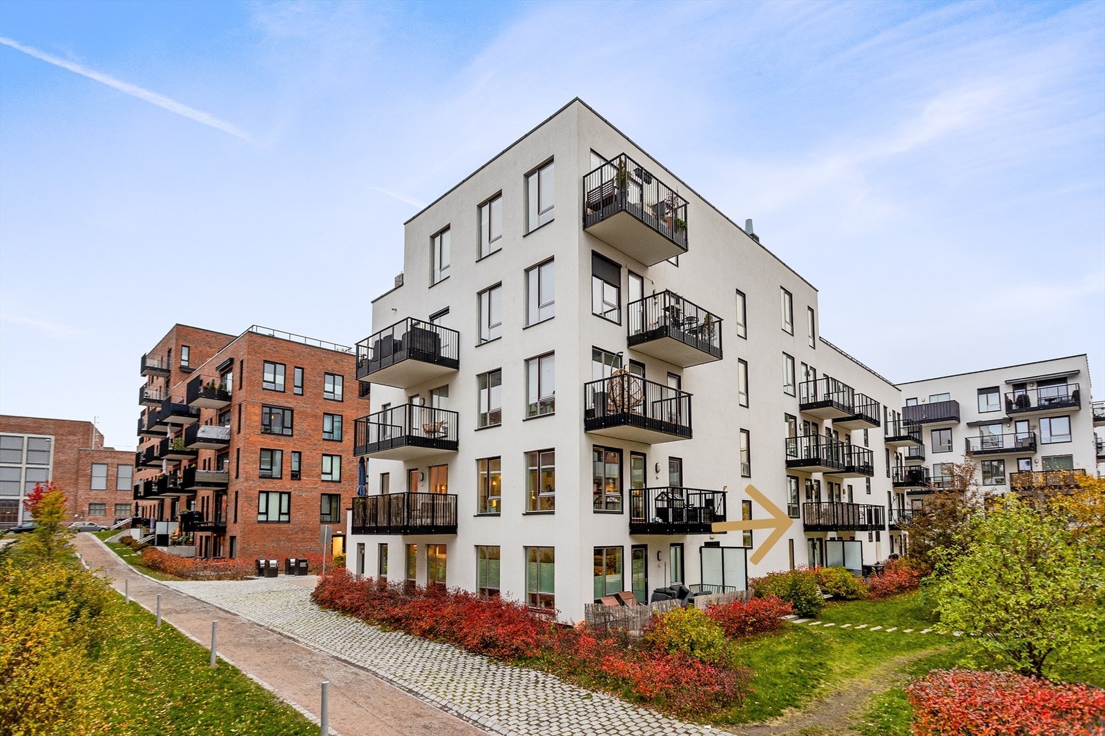 Soveromssiden/balkongen ligger ut mot fine grøntområder. Utrolig god beliggenhet i Krydderhagen, som er kjent for sine frodige, grønne fellesområder og stilig arkitektur Galleribilde