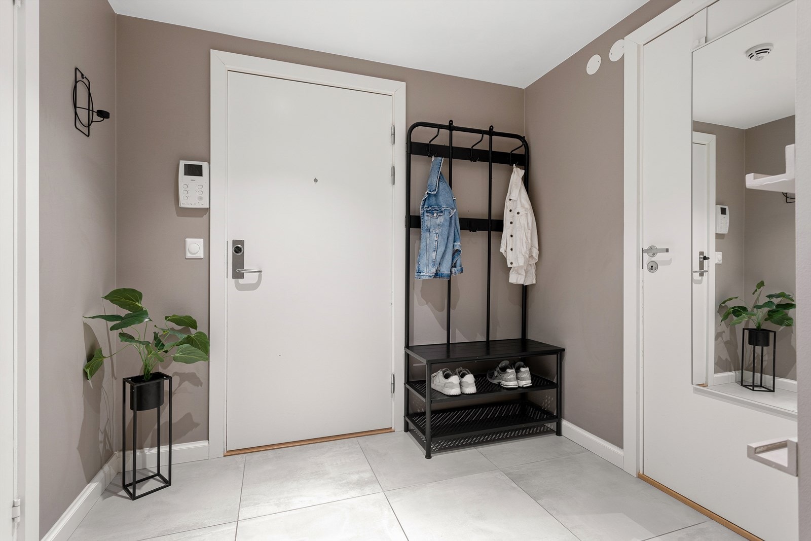 En lekker og innbydende entré med fliser på gulv som er ekstremt praktisk på kalde og våte vinterdager! Galleribilde