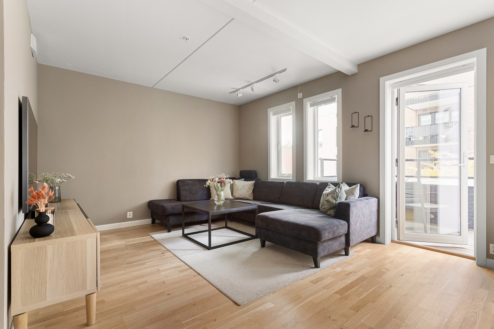 Stuen er sjeldent stor sammenliknet med tilsvarende boliger på Løren og her har du god plass til en stor sofa med tilhørende møblement. Galleribilde