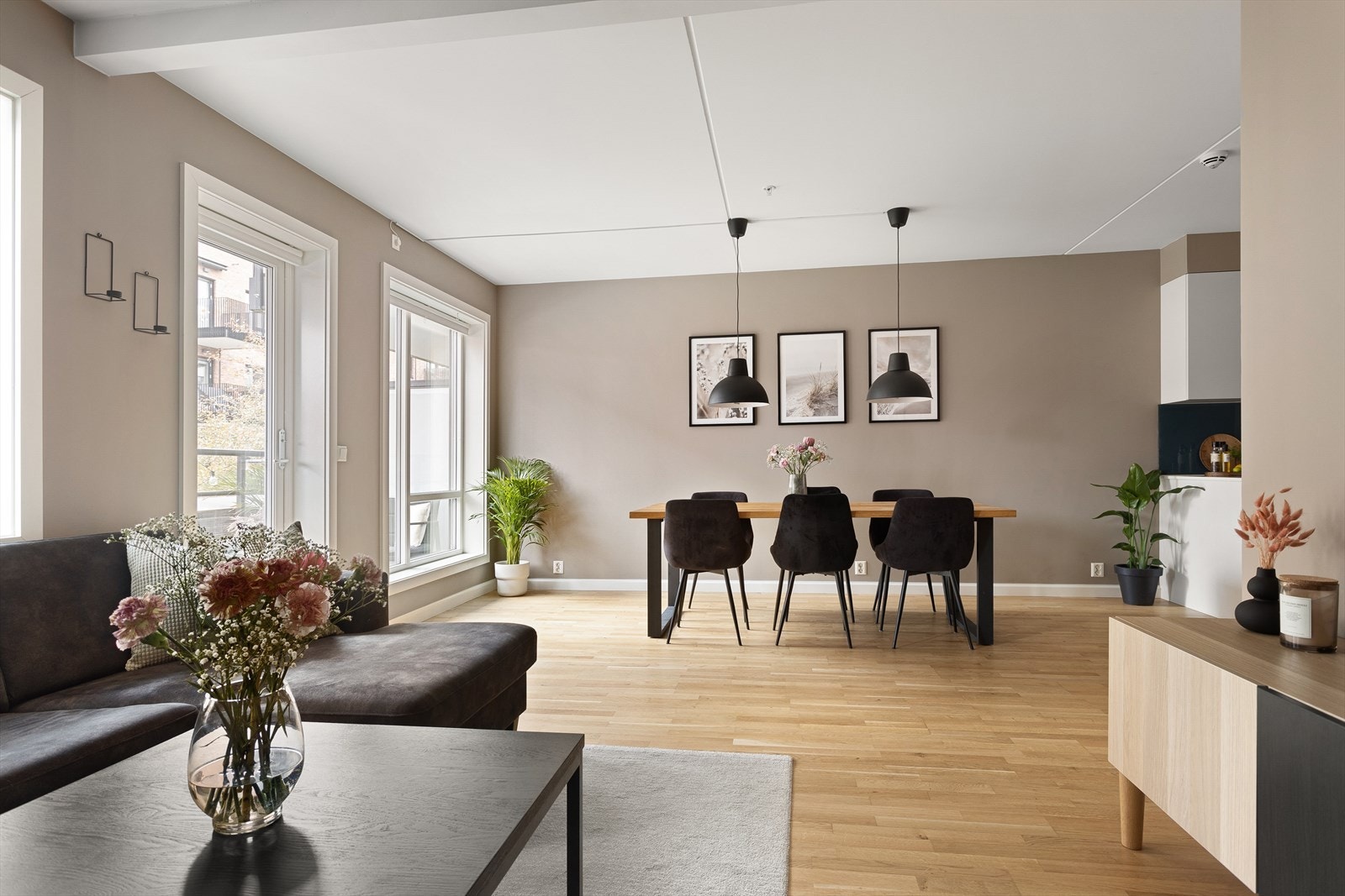 Dette er en rålekker og sjeldent stor 3(4)-roms med god stue på hele ca. 42 kvm! Galleribilde