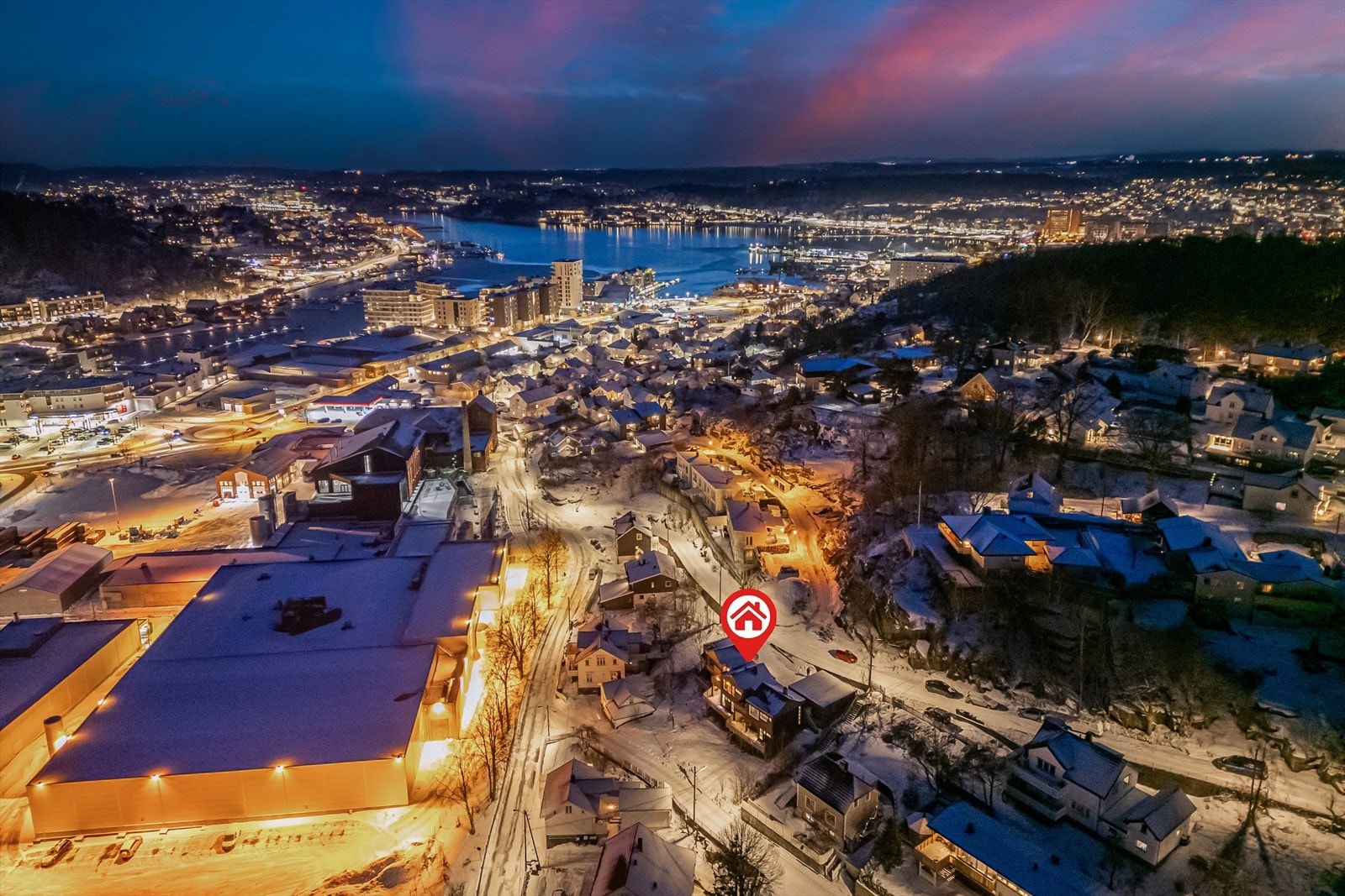 Høy og fin beliggenhet med flott utsikt! Sentralt beliggende med kort vei til sentrum, brygga og butikkene på Kilen. Galleribilde