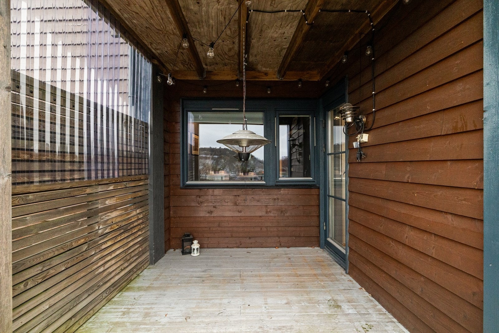 Terrasse utenfor soverom med treplatting ca 19 m2 hvorav ca 7 m2 med takoverbygg. Galleribilde
