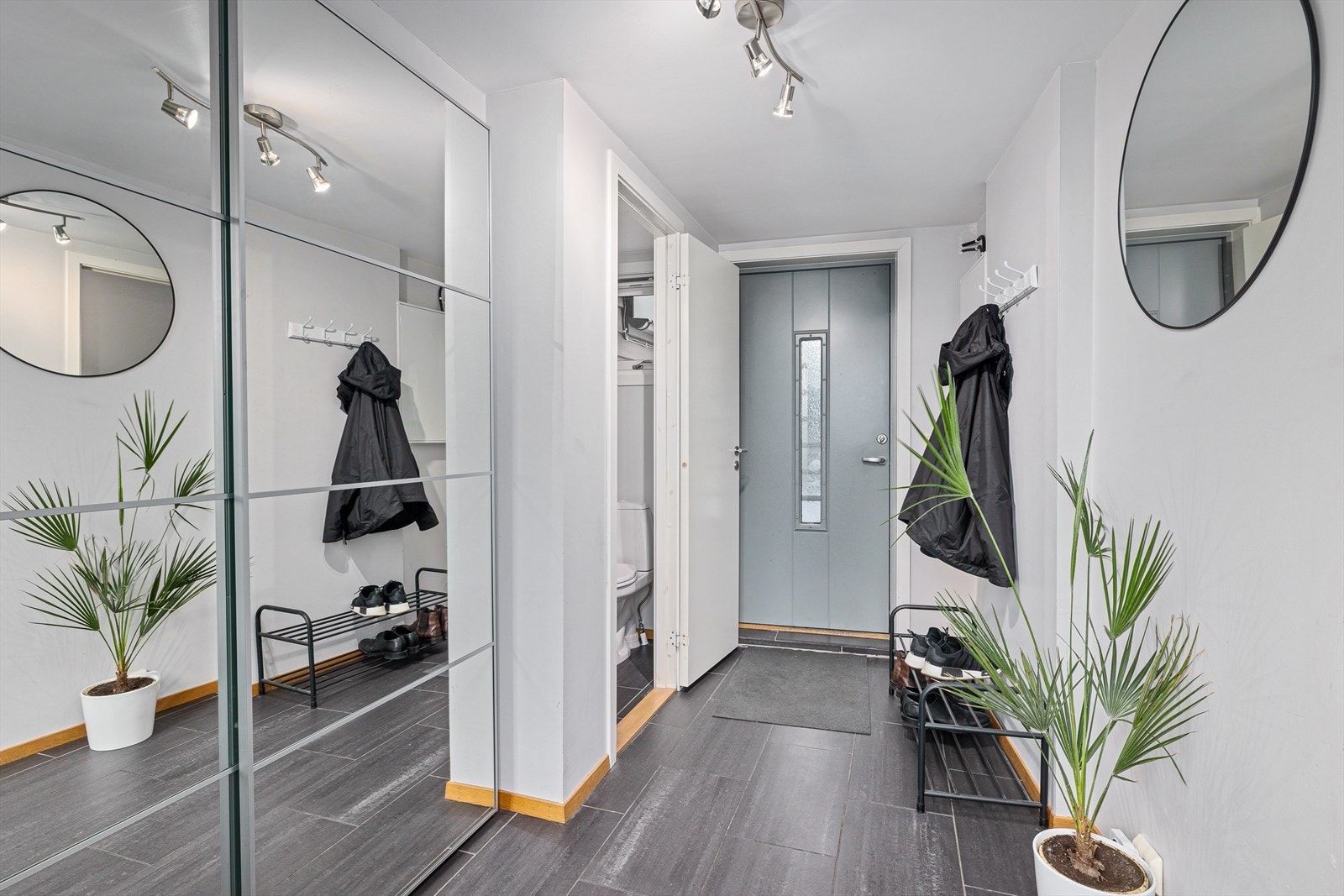 Første med boligen er en lys og delikat entrè. Pent gjestetoalett i entrèen. Galleribilde