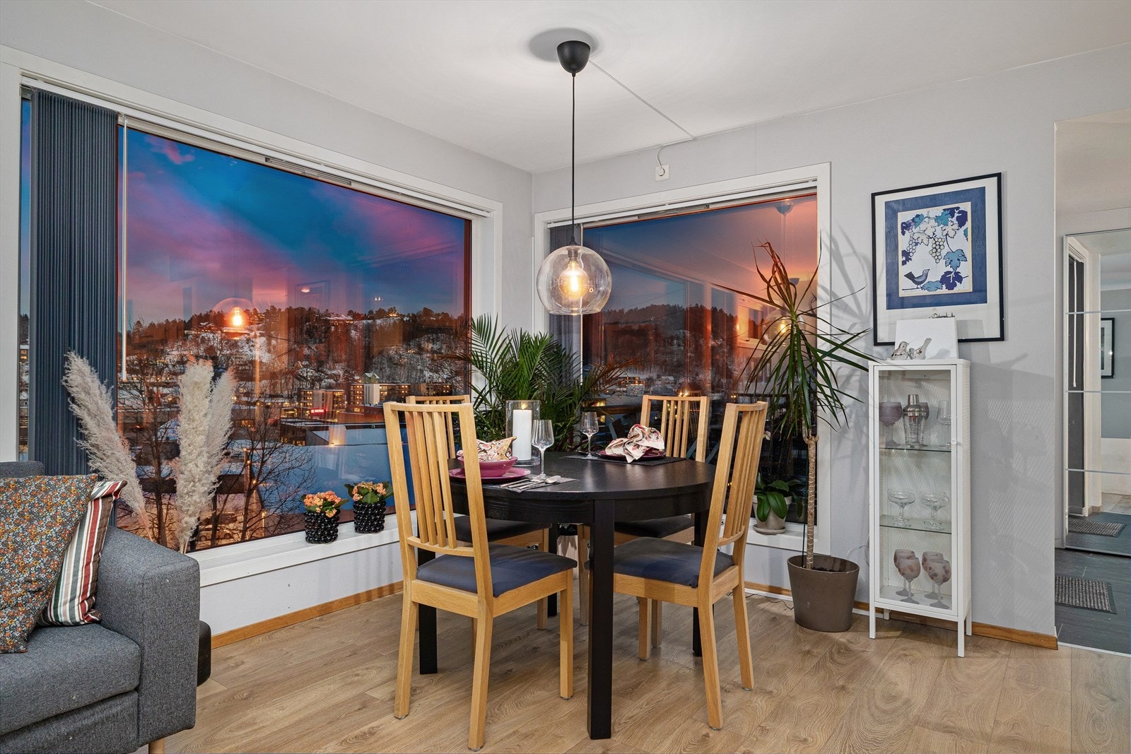 Spisestuens utforming og plassering legger til rette for å kunne ha et spisebord hvor man kan samle til selskap. Galleribilde