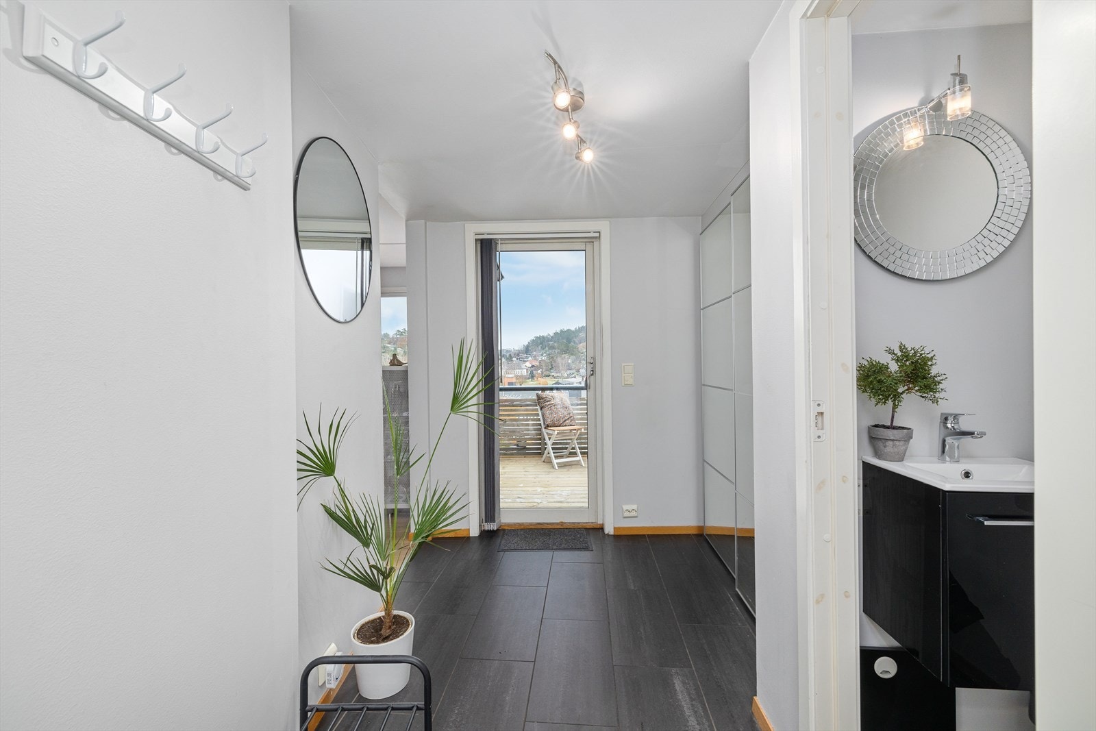 Utgang til balkong utenfor entre med ny treplatting ca 7 m2. Galleribilde