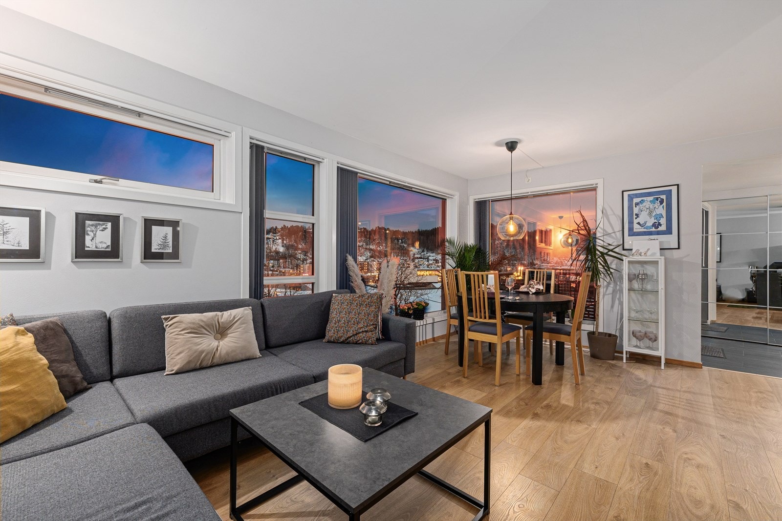 Stuen er delikat hvor store vindusflater, masse lys og herlig romfølelse dominerer inntrykkene. Galleribilde