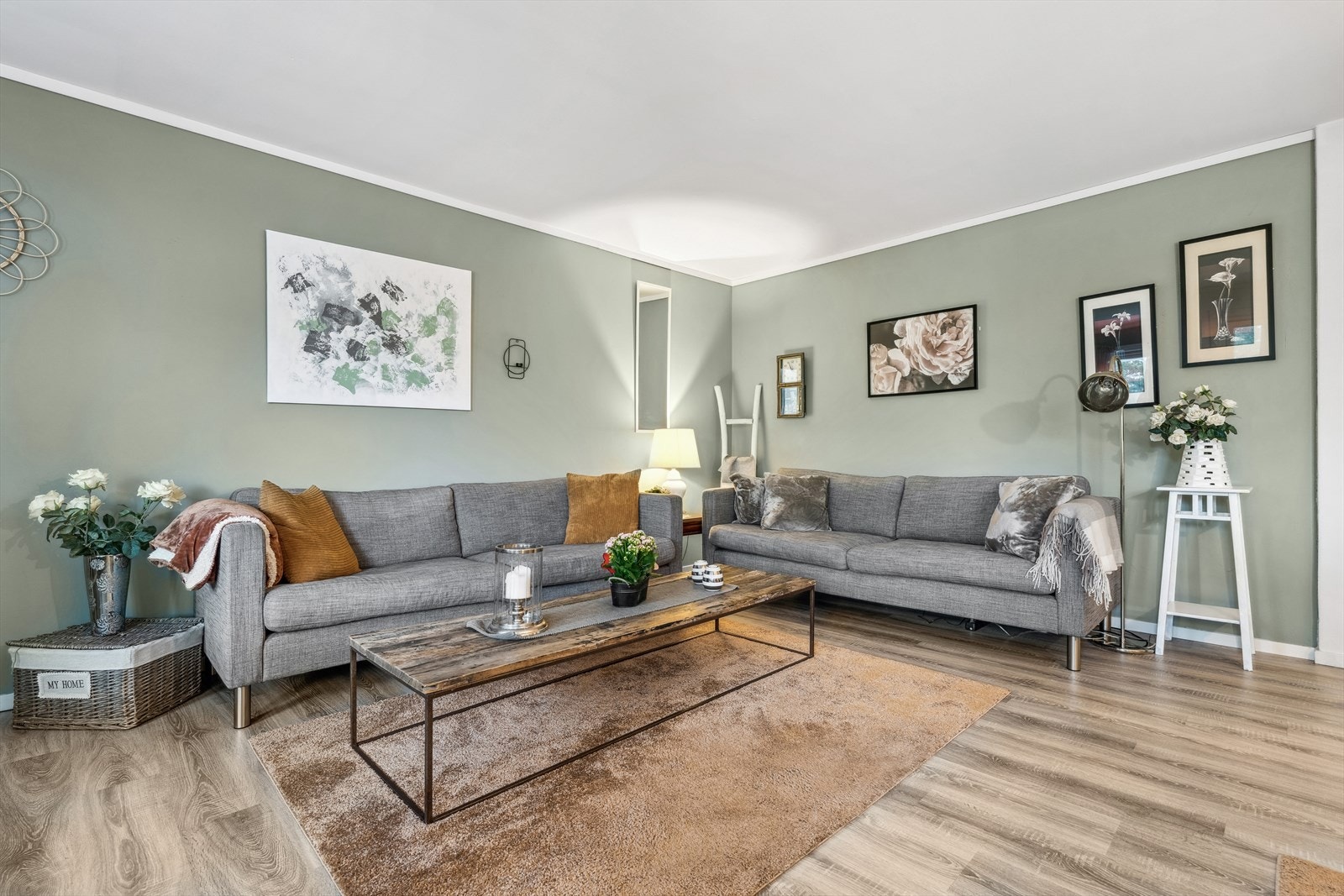 Leiligheten byr på lyse og luftige oppholdsrom. Galleribilde