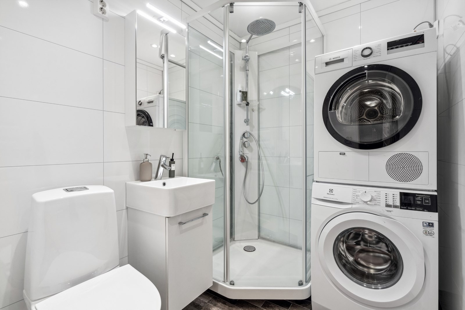 Lyst baderom, med våtromsplater på vegger og fliser på gulv. Galleribilde