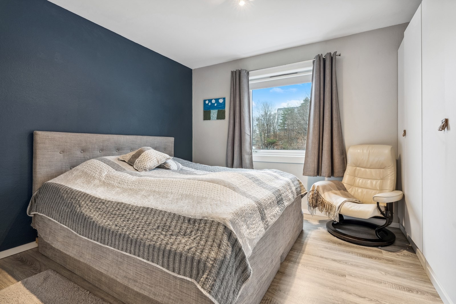 Videre byr leiligheten på to gode soverom. Begge soverommene har plass til seng og tilhørende møblement, for å skape de soverommene du selv ønsker Galleribilde